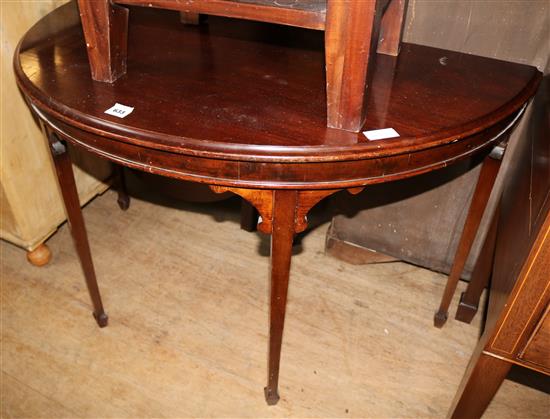 Mahogany demi lune table(-)